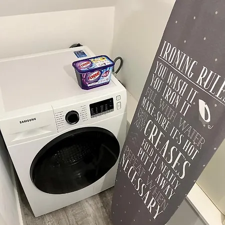 Glasgow City Central Executive Triplex House, 3 Bedroom 3 Bathrooms 1 Living Room Kitchen - Huge Terrace For Master Bedroom - Private E Parking Lez Congestion Zone Free - Garden - 5 Mins Drive To City Centre Central Station Tatil Evi