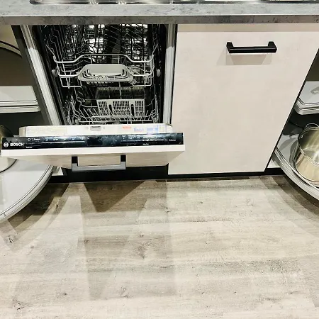 Glasgow City Central Executive Triplex House, 3 Bedroom 3 Bathrooms 1 Living Room Kitchen - Huge Terrace For Master Bedroom - Private E Parking Lez Congestion Zone Free - Garden - 5 Mins Drive To City Centre Central Station Glasgow