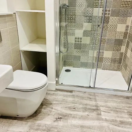 Sec Hydro Executive Triplex Townhouse, Central, 3 Bedrooms/3 Bathrooms, 1 Living Room/kitchen, 3 Floors, Master Bed's Terrace, Main Door, Garden, بيت للعطل غلاسغو