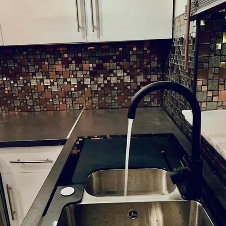 Centre Flat With River Views And Parking شقة *