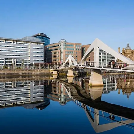 Apartment City Centre Flat With River Views And Parking