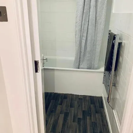 Centre Flat With River Views And Parking