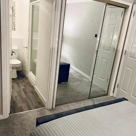 Centre Flat With River Views And Parking شقة