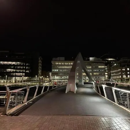 City Centre Flat With River Views And Parking * Glasgow