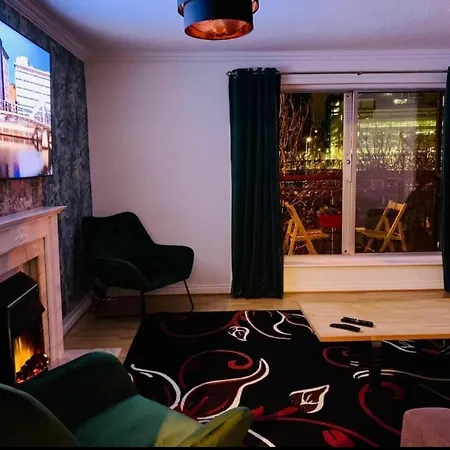 City Centre Flat With River Views And Parking *