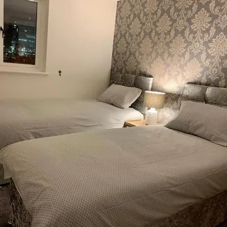 City Centre Flat With River Views And Parking *