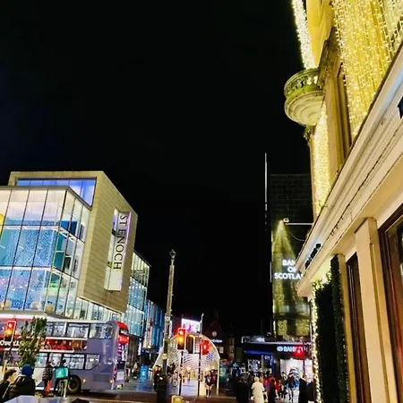 City Centre Flat With River Views And Parking