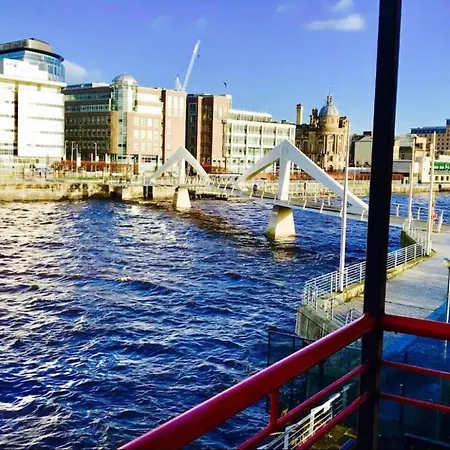 City Centre Flat With River Views And Parking Apartment *