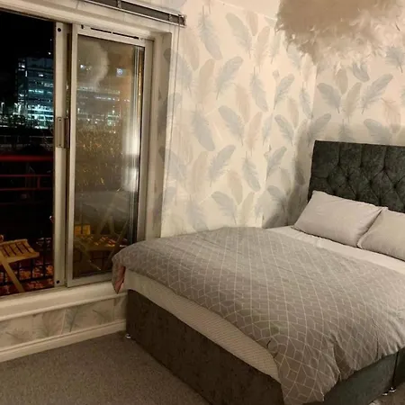City Centre Flat With River Views And Parking