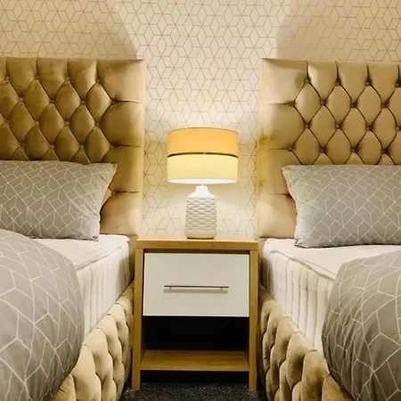 City Centre Flat With River Views And Parking