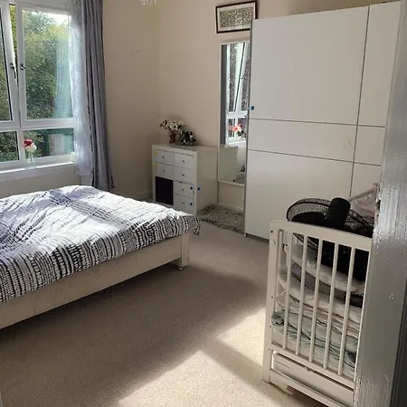 Master Bedroom With Complimentary Breakfast Glasgow