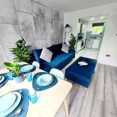 Spacious 5bed House, Free Parking, No Party !