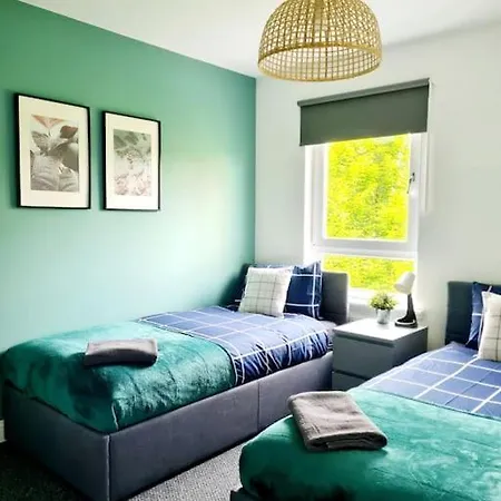 Ferienhaus Spacious 5bed House, Free Parking, No Party !