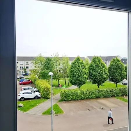 Ferienhaus Spacious 5bed House, Free Parking, No Party !