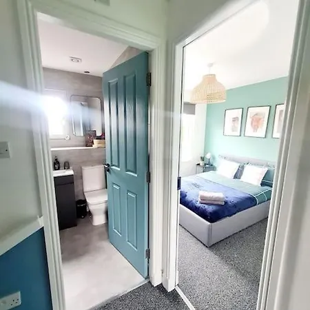 Ferienhaus Spacious 5bed House, Free Parking, No Party ! *