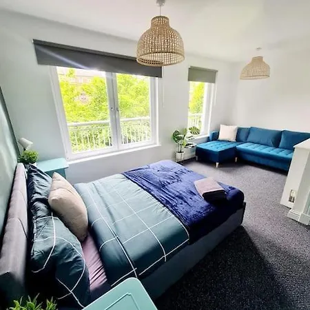 Spacious 5BR house Сasa de vacaciones Glasgow