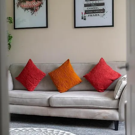 4 Bedrooms Homely House - Sleeps 6 Comfortably With 6 Double Beds,glasgow, Free Street Parking, Business Travellers, Contractors, & Holiday-goers, Near Major Transport Links In & Centre Appartamento Glasgow