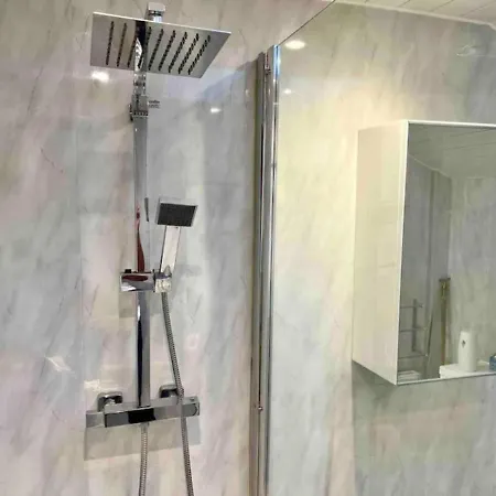 Spacious 3 Bedroom In - Free Parking 別荘 *