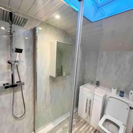 別荘 Spacious 3 Bedroom In - Free Parking