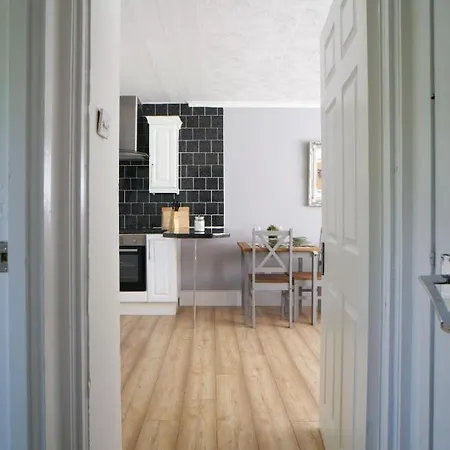 1 Bdr By Caledonia Luxe Short Lets & Serviced *