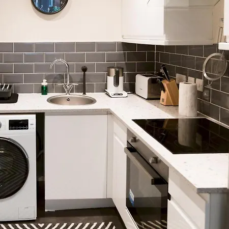 Pass The Keys Per7 Fm 1 Bed Ground Floor Flat Near Cessnock Subway Glasgow