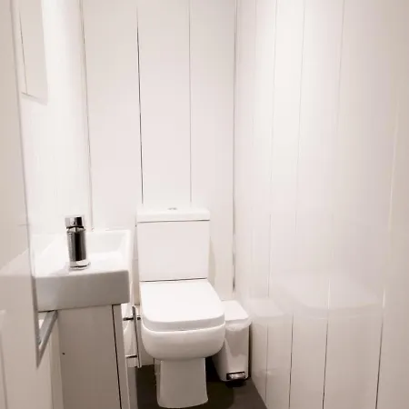 Pass The Keys Per7 Fm 1 Bed Ground Floor Flat Near Cessnock Subway * Glasgow