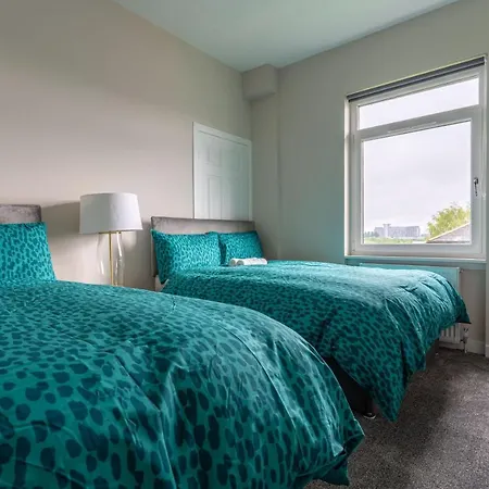 4 Bedrooms Homely House - Sleeps 6 Comfortably With 6 Double Beds,glasgow, Free Street Parking, Business Travellers, Contractors, & Holiday-goers, Near Major Transport Links In & Centre, Perfect For Common Wealth Games 2026 Lejlighed