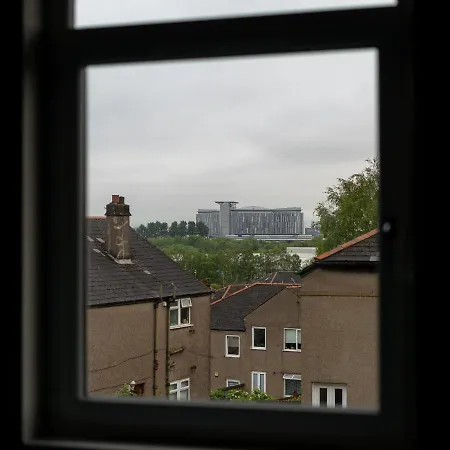 4 Bedrooms Homely House - Sleeps 6 Comfortably With 6 Double Beds,glasgow, Free Street Parking, Business Travellers, Contractors, & Holiday-goers, Near Major Transport Links In & Centre, Perfect For Common Wealth Games 2026 *