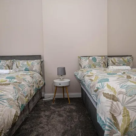 דירה 4 Bedrooms Homely House - Sleeps 6 Comfortably With 6 Double Beds,glasgow, Free Street Parking, Business Travellers, Contractors, & Holiday-goers, Near Major Transport Links In & Centre, Perfect For Common Wealth Games 2026 *