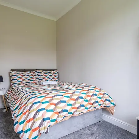 4 Bedrooms Homely House - Sleeps 6 Comfortably With 6 Double Beds,glasgow, Free Street Parking, Business Travellers, Contractors, & Holiday-goers, Near Major Transport Links In & Centre, Perfect For Common Wealth Games 2026