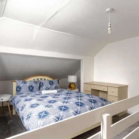 4 Bedrooms Homely House - Sleeps 6 Comfortably With 6 Double Beds,glasgow, Free Street Parking, Business Travellers, Contractors, & Holiday-goers, Near Major Transport Links In & Centre, Perfect For Common Wealth Games 2026 גלאזגו