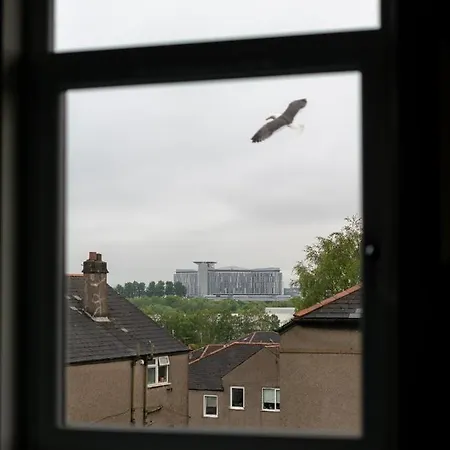 Lejlighed 4 Bedrooms Homely House - Sleeps 6 Comfortably With 6 Double Beds,glasgow, Free Street Parking, Business Travellers, Contractors, & Holiday-goers, Near Major Transport Links In & Centre, Perfect For Common Wealth Games 2026