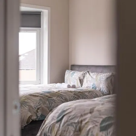 4 Bedrooms Homely House - Sleeps 6 Comfortably With 6 Double Beds,glasgow, Free Street Parking, Business Travellers, Contractors, & Holiday-goers, Near Major Transport Links In & Centre, Perfect For Common Wealth Games 2026 גלאזגו