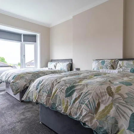 4 Bedrooms Homely House - Sleeps 6 Comfortably With 6 Double Beds,glasgow, Free Street Parking, Business Travellers, Contractors, & Holiday-goers, Near Major Transport Links In & Centre, Perfect For Common Wealth Games 2026 * גלאזגו