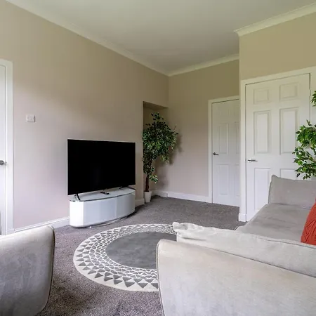 דירה 4 Bedrooms Homely House - Sleeps 6 Comfortably With 6 Double Beds,glasgow, Free Street Parking, Business Travellers, Contractors, & Holiday-goers, Near Major Transport Links In & Centre, Perfect For Common Wealth Games 2026 גלאזגו