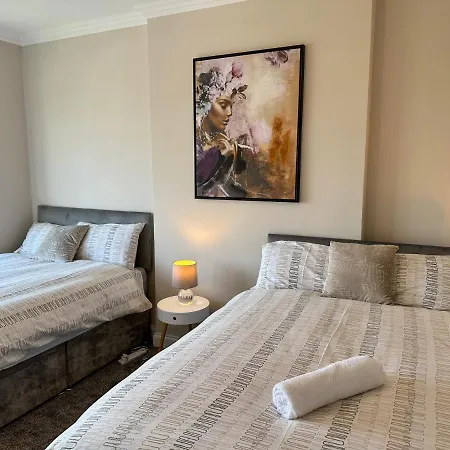 Lejlighed 4 Bedrooms Homely House - Sleeps 6 Comfortably With 6 Double Beds,glasgow, Free Street Parking, Business Travellers, Contractors, & Holiday-goers, Near Major Transport Links In & Centre, Perfect For Common Wealth Games 2026 *