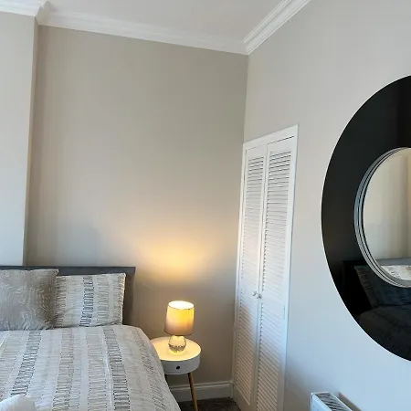 4 Bedrooms Homely House - Sleeps 6 Comfortably With 6 Double Beds,glasgow, Free Street Parking, Business Travellers, Contractors, & Holiday-goers, Near Major Transport Links In & Centre, Perfect For Common Wealth Games 2026 Lejlighed *