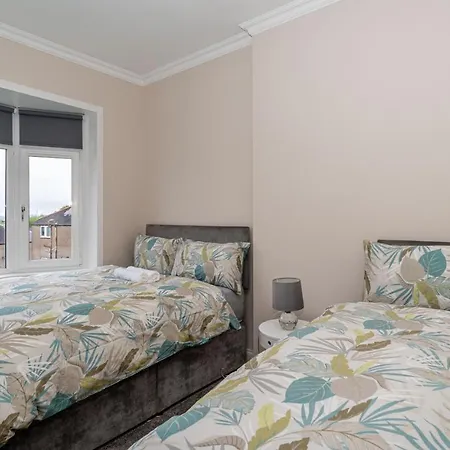 4 Bedrooms Homely House - Sleeps 6 Comfortably With 6 Double Beds,glasgow, Free Street Parking, Business Travellers, Contractors, & Holiday-goers, Near Major Transport Links In & Centre, Perfect For Common Wealth Games 2026 Lejlighed Glasgow