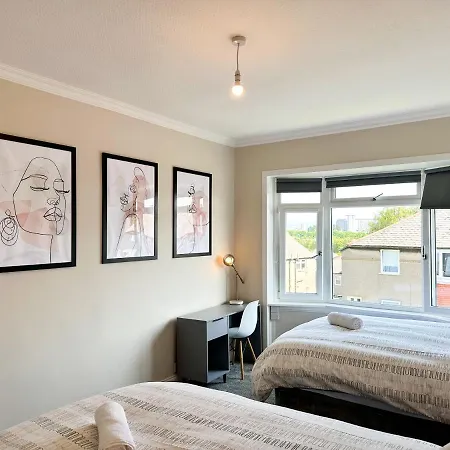 4 Bedrooms Homely House - Sleeps 6 Comfortably With 6 Double Beds,glasgow, Free Street Parking, Business Travellers, Contractors, & Holiday-goers, Near Major Transport Links In & Centre, Perfect For Common Wealth Games 2026 גלאזגו