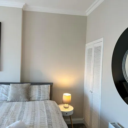 4 Bedrooms Homely House - Sleeps 6 Comfortably With 6 Double Beds,glasgow, Free Street Parking, Business Travellers, Contractors, & Holiday-goers, Near Major Transport Links In & Centre Appartamento Glasgow