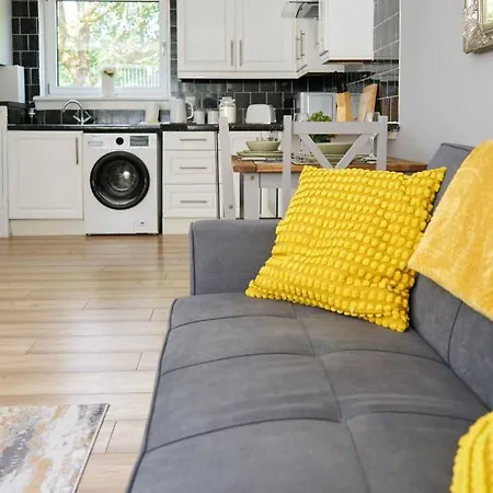 1 Bdr By Caledonia Luxe Short Lets & Serviced *