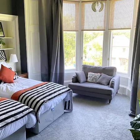 Stunning 3 Bedroom Victorian Near Pollok Country Park Apartment