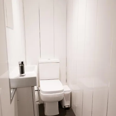 Per7-fm - 1 Bed Ground Floor Flat, Near Cessnock Subway * Глазго