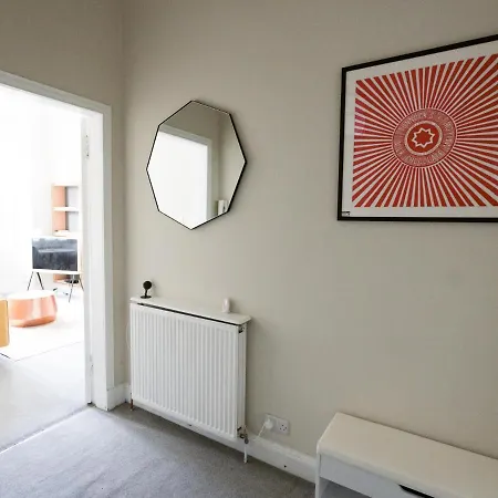 Per7-fm - 1 Bed Ground Floor Flat, Near Cessnock Subway Apartamento *