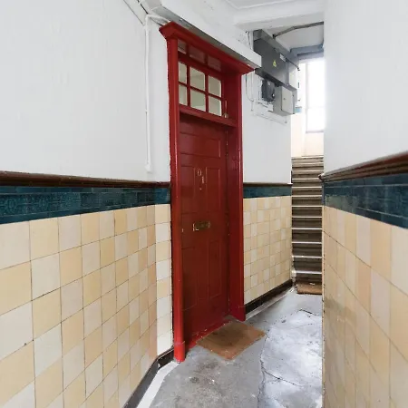 Per7-fm - 1 Bed Ground Floor Flat, Near Cessnock Subway * Глазго