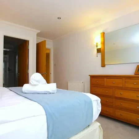 Homely Flat In South Side Glasgow
