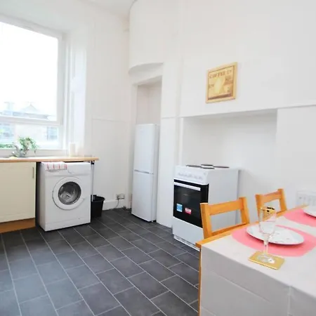 Centre Flat With Stunning Park Views Lägenhet