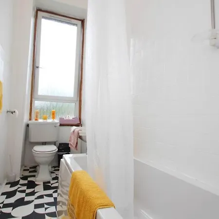 Centre Flat With Stunning Park Views *