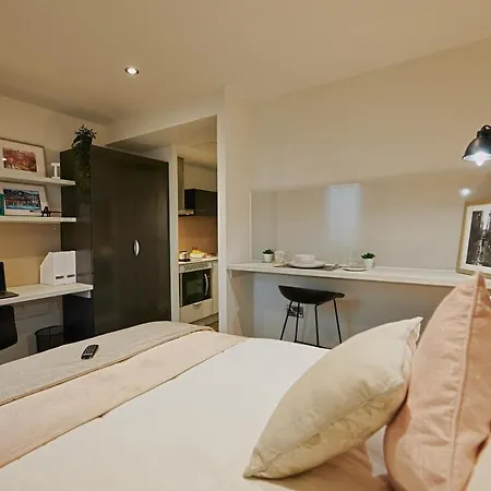 Aparthotel Chic Living Studio At West End Student Accommodation- Students Only
