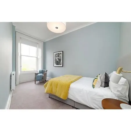 Flat Overlooking Botanic Gardens *